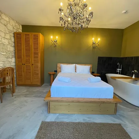 Rhea Boutique Hotel *