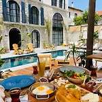 Rhea Boutique *