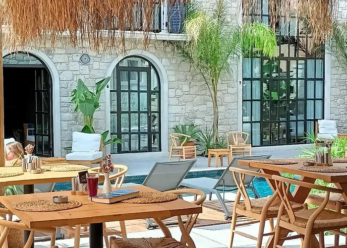 Rhea Boutique Hotel *